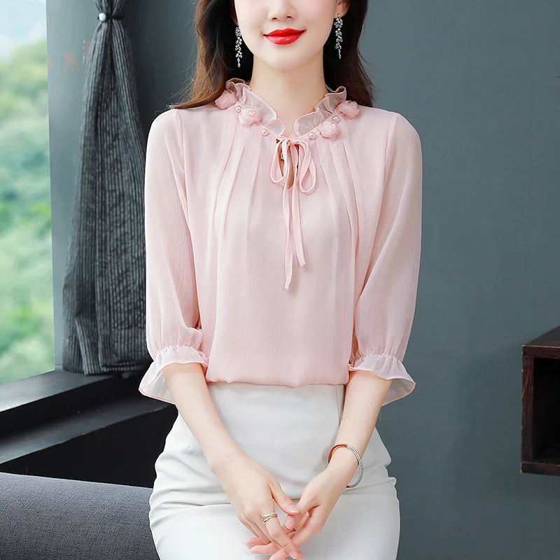 Blusa Feminina Chiffon com Gola Pétala – Elegância Leve para a Primavera/Verão 2024 (Tamanhos M ao 4XL)
Descubra a combinação perfeita entre conforto, charme e leveza com esta blusa feminina em chiffon, ideal para os d