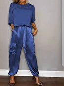 Conjunto Feminino Elegante – Verão 2024
Camisa de Seda com Calças Casuais | Estilo Chic & Conforto

Descubra o look perfeito para os dias quentes! Este conjunto feminino em duas peças combina o charme da camisa de seda l