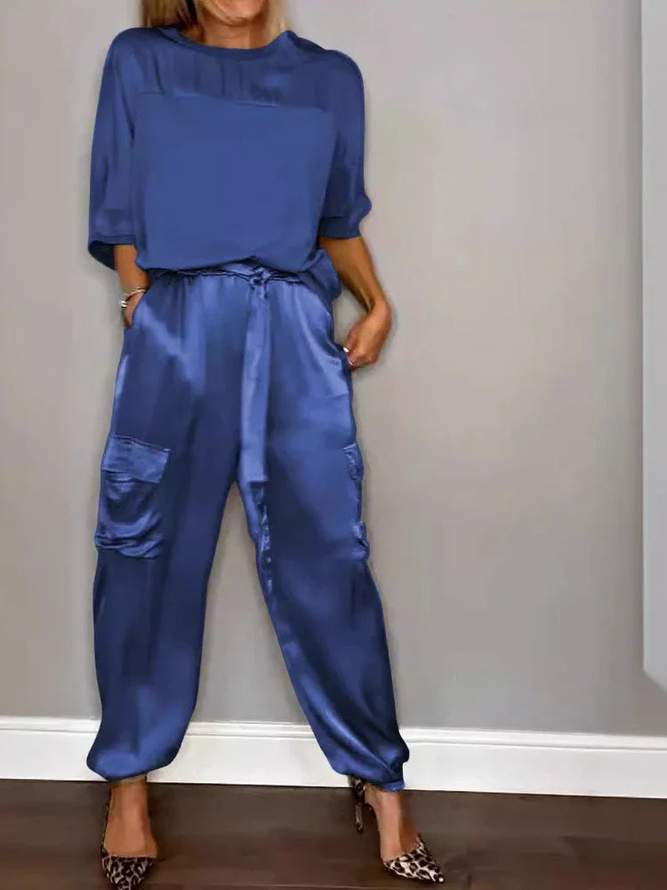 Conjunto Feminino Elegante – Verão 2024
Camisa de Seda com Calças Casuais | Estilo Chic & Conforto

Descubra o look perfeito para os dias quentes! Este conjunto feminino em duas peças combina o charme da camisa de seda l