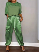 Conjunto Feminino Elegante – Verão 2024
Camisa de Seda com Calças Casuais | Estilo Chic & Conforto

Descubra o look perfeito para os dias quentes! Este conjunto feminino em duas peças combina o charme da camisa de seda l