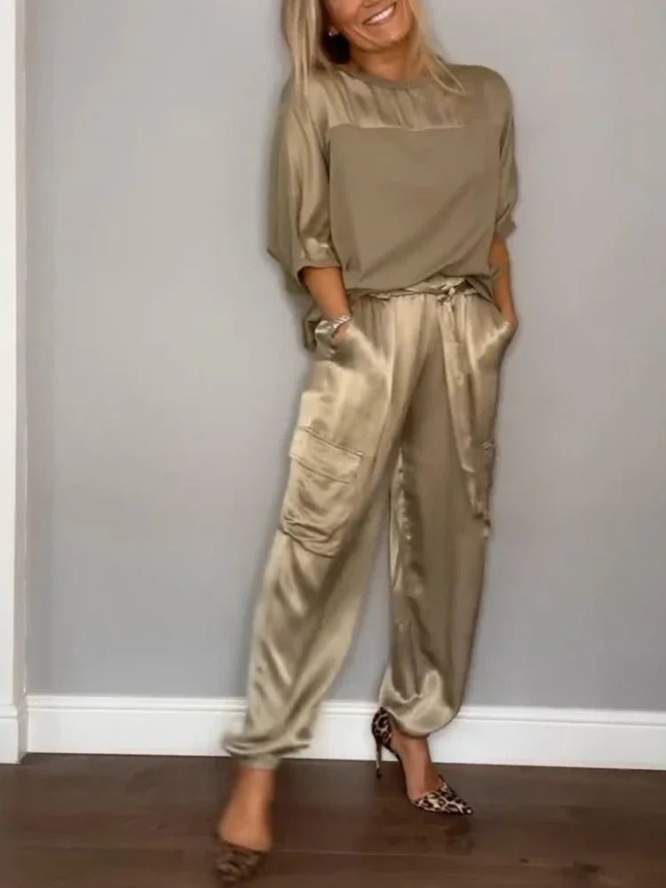 Conjunto Feminino Elegante – Verão 2024
Camisa de Seda com Calças Casuais | Estilo Chic & Conforto

Descubra o look perfeito para os dias quentes! Este conjunto feminino em duas peças combina o charme da camisa de seda l