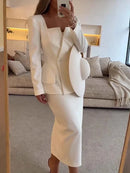 Conjunto Feminino Elegante - Blazer Slim & Saia Midi
Transforma o teu visual com este conjunto sofisticado de 2 peças, ideal para quem procura um look moderno e profissional.