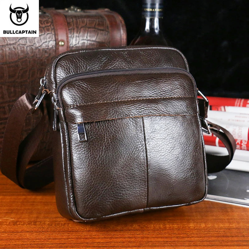 Bolsa de Ombro Masculina BULLCAPTAIN – Couro Genuíno e Estilo Premium
Eleva o teu visual com esta elegante Bolsa de Mensageiro Masculina da marca BULLCAPTAIN, feita em couro de alta qualidade, ideal para o homem moderno qu