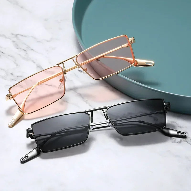Óculos de Sol Vintage Luxuosos – Estilo Retro com Armação Metálica
Descubra o charme dos óculos de sol estreitos e elegantes, com design retangular vintage que combina estilo e sofisticação. Com armação metálica p