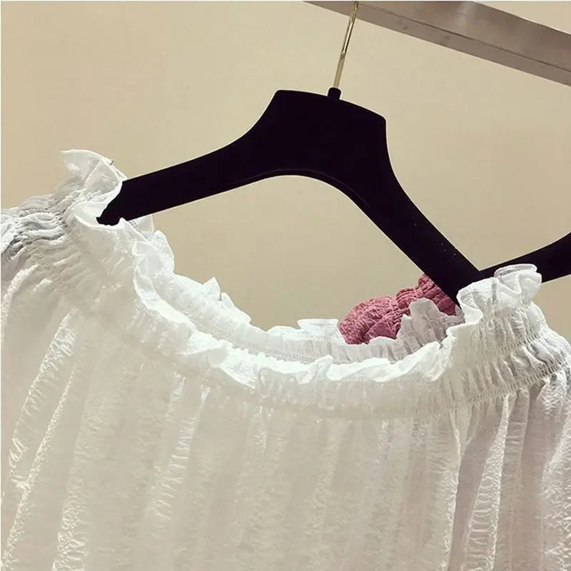 Blusa Feminina em Chiffon – Gola em V, Mangas Bufantes, Rosa Pastel
Eleve o seu visual com esta blusa feminina em chiffon, delicada e elegante. Com gola em V cortada, mangas bufantes e um corte curto e moderno, é a peça i