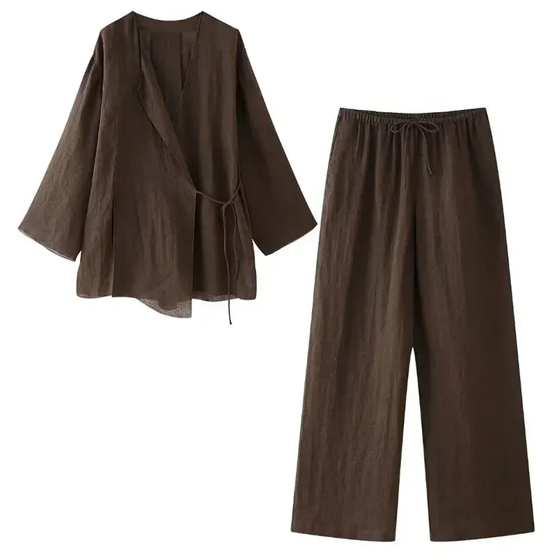 Conjunto Feminino de Verão em Linho – Kimono + Calças Plissadas com Cinto (2 Peças)
Descubra o equilíbrio perfeito entre conforto e elegância com este conjunto de verão em linho, ideal para dias quentes com estilo.
I
