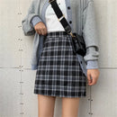 Saia Feminina Estilo Preppy em Estampa Xadrez Retrô – Cintura Alta, Corte em Linha A
Destaque-se com elegância e atitude! Esta saia midi combina o charme retrô do xadrez clássico com o toque moderno do estilo preppy.
C