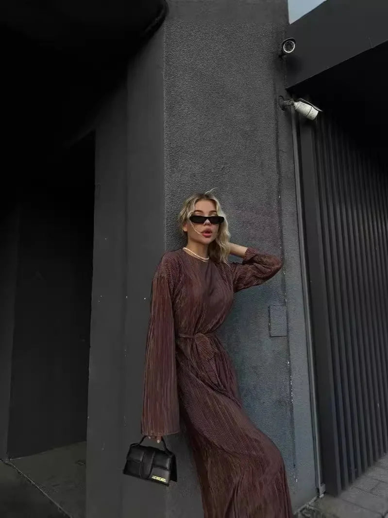 Venda quente de vestidos transfronteiriços inspirados nas tendências europeias e americanas. Modelos elegantes com mangas compridas, detalhes em pregas delicadas e saias longas adornadas com laços sofisticados, perfeitos p