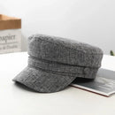 Boné Estilo Militar Feminino – Retrô Inglês em Linho Respirável
Adiciona um toque de elegância vintage ao teu look com este boné estilo militar feminino, inspirado na moda retrô britânica. Fabricado em linho leve e