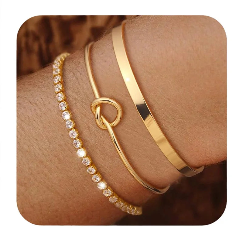 Conjunto de 3 Pulseiras de Aço Inoxidável com Banho de Ouro – Feminino & Ajustável
Descobre o charme deste conjunto luxuoso de 3 pulseiras femininas, confeccionadas em aço inoxidável com banho de ouro, resistente à ox