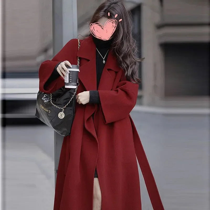 Jaqueta Feminina Dupla Face em Lã Fleece – Slim Fit, Estilo Coreano (Coleção 2025)
Adicione sofisticação e conforto ao seu visual com esta jaqueta feminina de comprimento médio, confeccionada em lã fleece macia e que