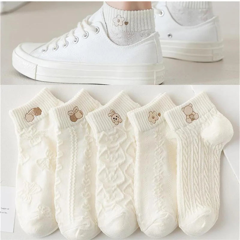 Pack de 5 Meias Curtas Femininas – Primavera/Verão | Estampas Divertidas de Urso, Coelho e Arco-Íris

Conforto e estilo para o teu dia a dia! Este conjunto de 5 pares de meias curtas traz estampas adoráveis que combinam