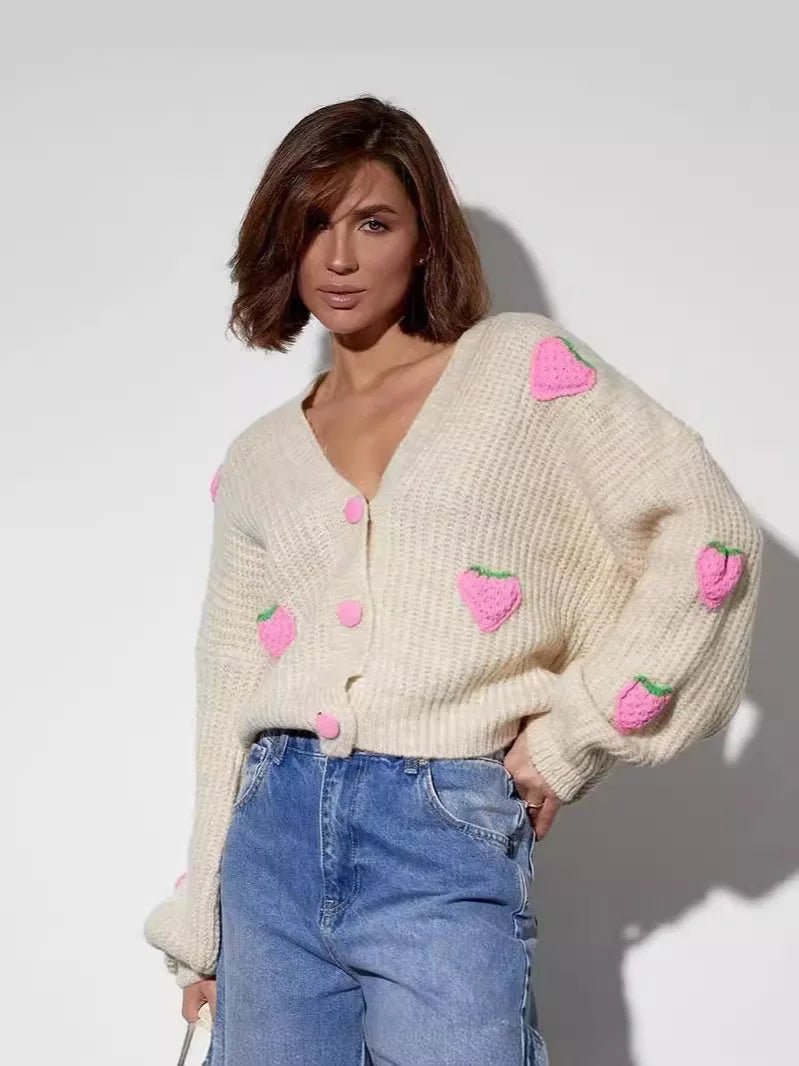 Cardigan Feminino “Doce de Morango” – Estilo Coreano, Casual e Confortável
Destaque-se com este encantador cardigan tricotado em 3D com detalhes de morangos, perfeito para quem adora um toque criativo e doce no visual.