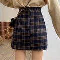 Saia Feminina Estilo Preppy em Estampa Xadrez Retrô – Cintura Alta, Corte em Linha A
Destaque-se com elegância e atitude! Esta saia midi combina o charme retrô do xadrez clássico com o toque moderno do estilo preppy.
C