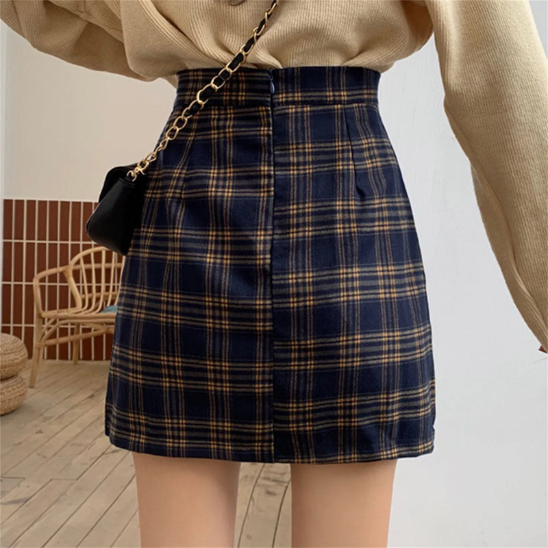 Saia Feminina Estilo Preppy em Estampa Xadrez Retrô – Cintura Alta, Corte em Linha A
Destaque-se com elegância e atitude! Esta saia midi combina o charme retrô do xadrez clássico com o toque moderno do estilo preppy.
C