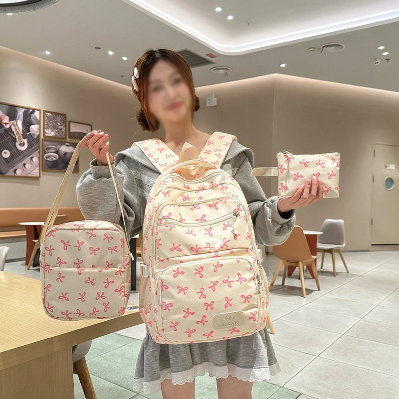 Mochila Feminina Estilo Coreano com Estampa de Laço – Leve, Prática e Elegante | Conjunto de 3 Peças para Uso Escolar e Casual

Descubra a combinação perfeita entre estilo e funcionalidade com esta mochila feminina ins