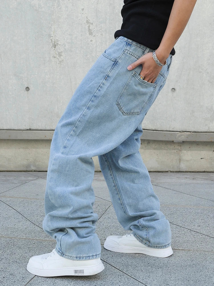 Destaque-se com estas calças jeans baggy masculinas, ideais para os dias de primavera e outono. Com corte reto e oversized, oferecem um visual moderno, urbano e confortável. Feitas em denim de alta qualidade, têm acabament