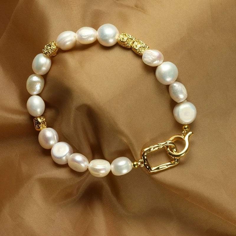 Pulseira Feminina com Pérolas Barrocas Naturais 8-9mm – Fecho Geométrico Elegante | Joia Fina por Atacado
Descubra a sofisticação intemporal com esta pulseira delicada de pérolas de água doce barrocas (8-9mm), cuidado