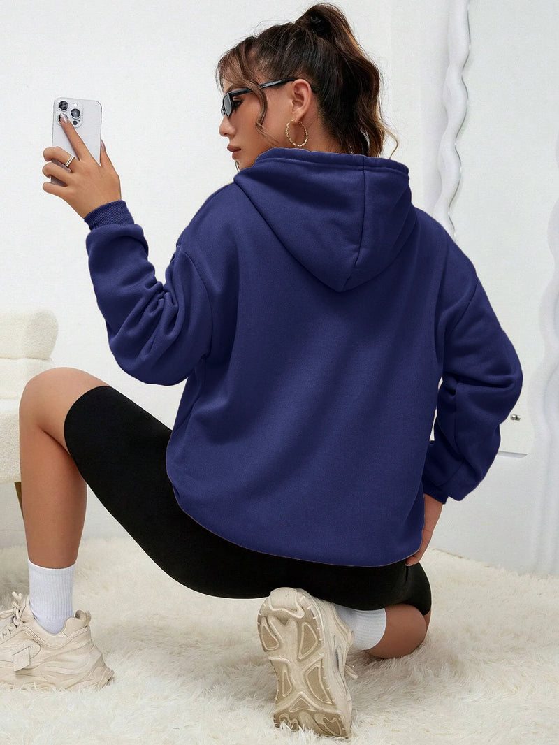 Moletom Feminino Casual Unissexo com Bolso Criativo – Conforto e Estilo Urbano
Destaque-se com este moletom de cor sólida, perfeito para dias mais frescos. Feito em felpa macia e confortável, combina com qualquer look —
