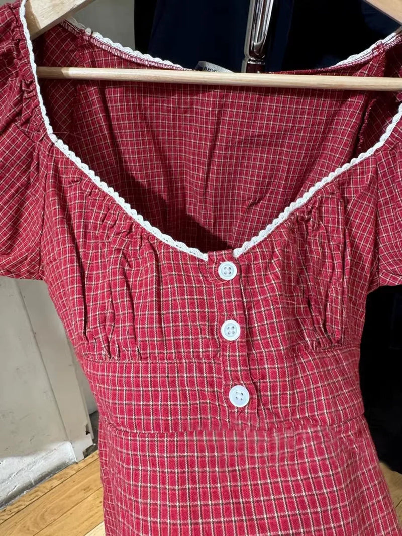 Conjunto Feminino de Verão – Camisola com Manga Bufante + Calções Xadrez Vermelhos
Destaque-se neste verão com este conjunto doce e encantador de 2 peças, perfeito para dias quentes, passeios e momentos descontraídos