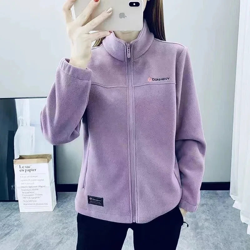 Casaco Polar Feminino Plus Size – Quente, Confortável e Estiloso para o Outono e Inverno
Enfrente os dias frios com estilo e conforto! Este casaco de fleece polar é a escolha ideal para mulheres que valorizam aquecimento,