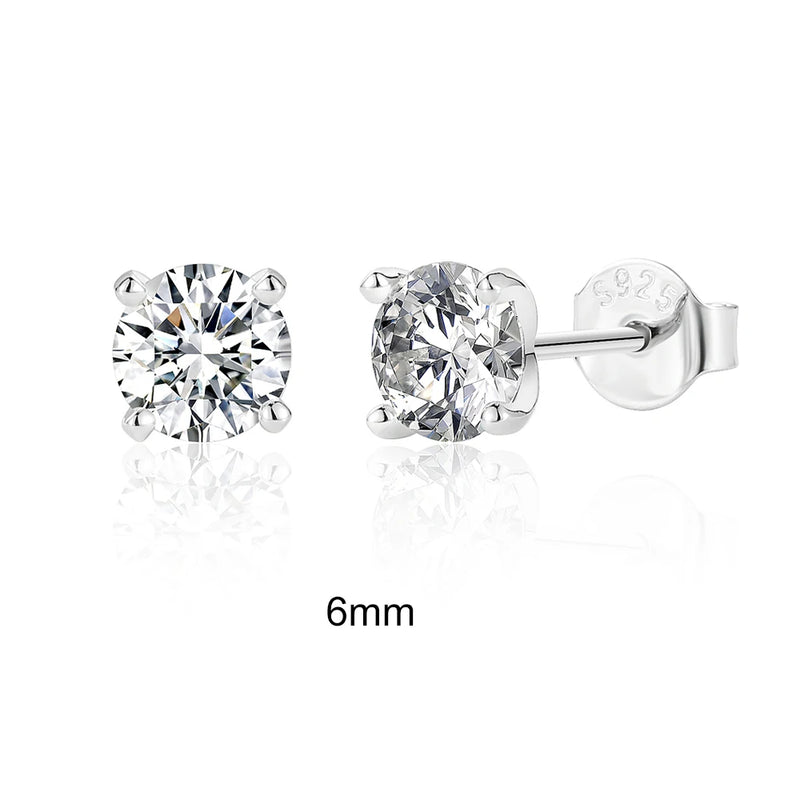 Brincos de Moissanite 0,5 a 1,2 ct – Prata de Lei 925 Banhada a Ouro | Joalharia Fina Feminina
Eleve o seu estilo com estes deslumbrantes brincos de ponto de luz com Moissanite, disponíveis em tamanhos de 0,5 a 1,2 quilate