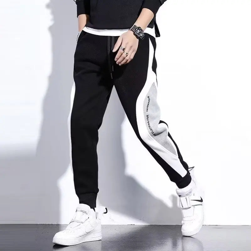 Leva o teu visual ao próximo nível com estas calças jogger masculinas pretas, inspiradas no estilo hip hop urbano. Confortáveis, estilosas e versáteis, são ideais tanto para o dia a dia como para momentos de lazer.