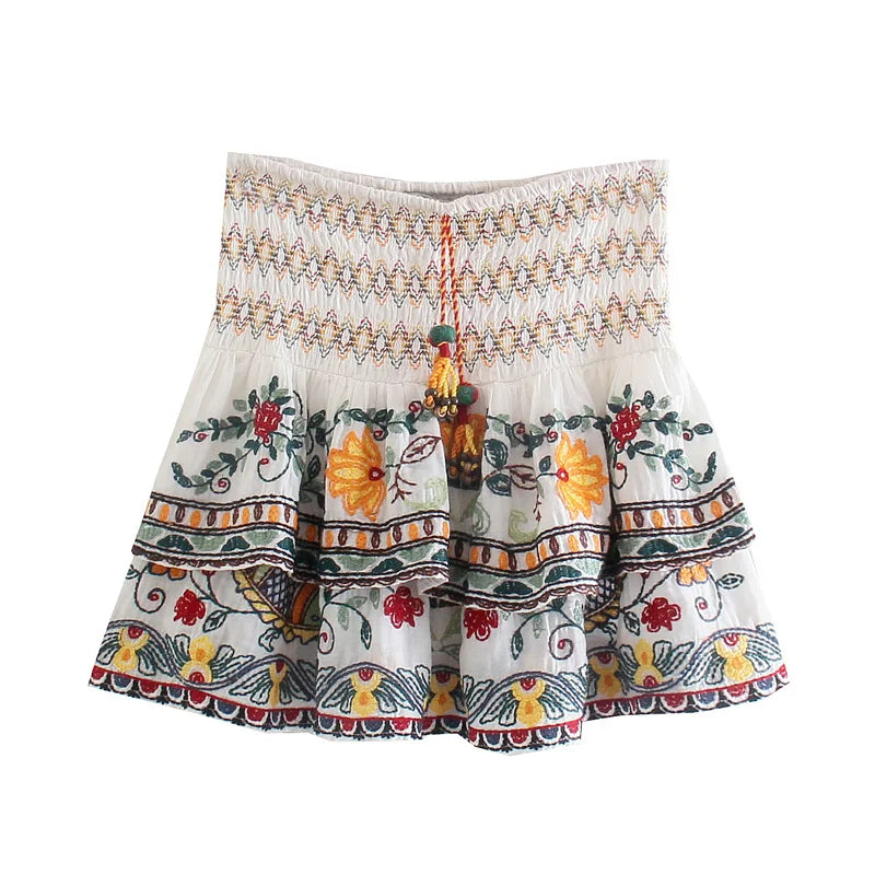 Descubra este conjunto exclusivo com design inspirado nas tendências europeias e americanas. Composto por uma camisola de decote em V solta e confortável, combinada com uma saia de corte reto e bordado artesanal, é perfeit