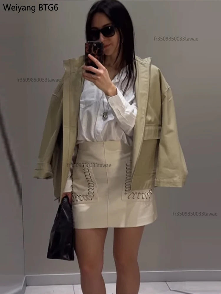 Saia Mini em Couro Fashion para Mulher – Primavera/Verão 2025 | Estilo Y2K
Desfruta do melhor da moda com esta saia mini em couro, perfeita para a estação quente! Com um design moderno inspirado no estilo Y2K, esta saia