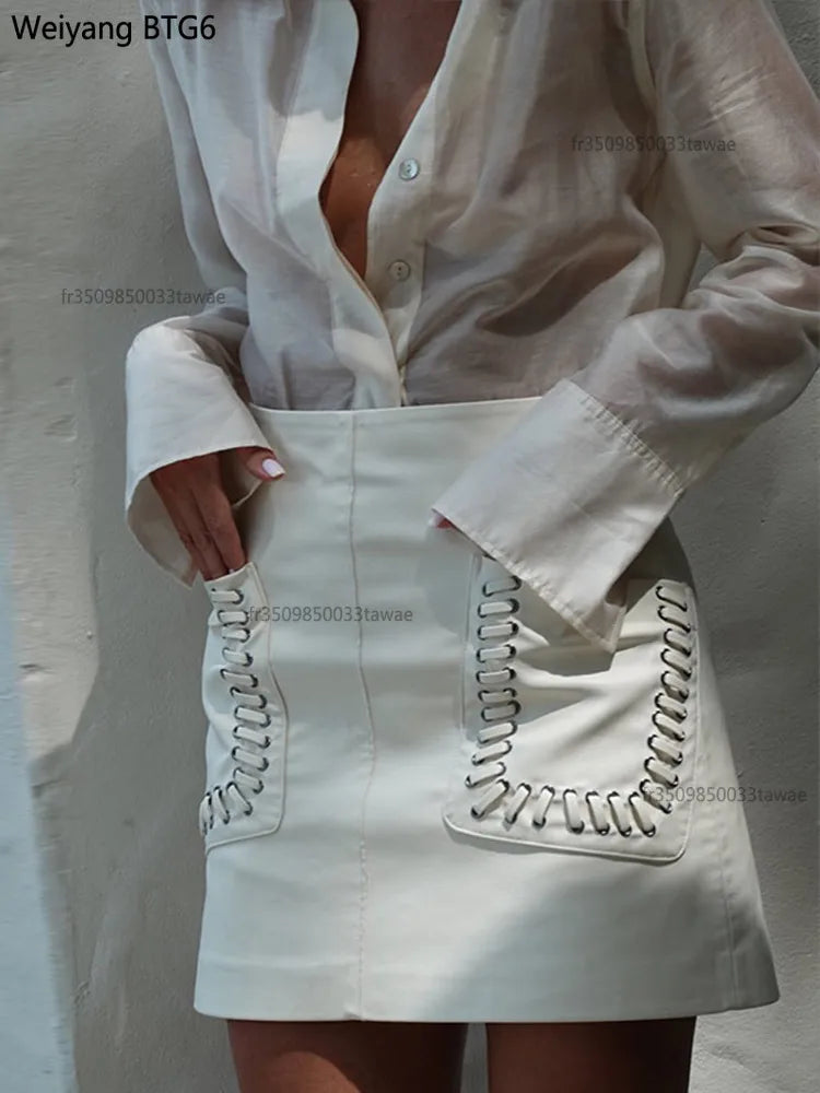 Saia Mini em Couro Fashion para Mulher – Primavera/Verão 2025 | Estilo Y2K
Desfruta do melhor da moda com esta saia mini em couro, perfeita para a estação quente! Com um design moderno inspirado no estilo Y2K, esta saia