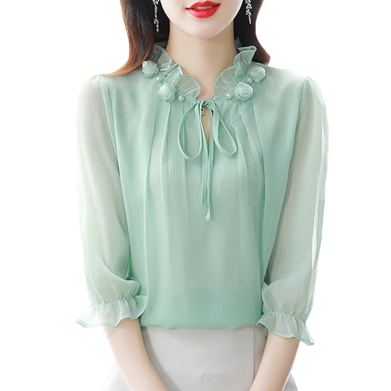 Blusa Feminina Chiffon com Gola Pétala – Elegância Leve para a Primavera/Verão 2024 (Tamanhos M ao 4XL)
Descubra a combinação perfeita entre conforto, charme e leveza com esta blusa feminina em chiffon, ideal para os d