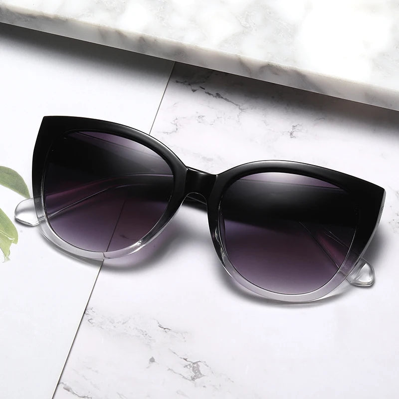 Óculos de Sol Estilo Gatinho Retrô – Design Elegante e Proteção UV400
Destaque-se com este modelo de óculos de sol com armação gatinho retrô, ideal para mulheres modernas e com atitude. Com lentes em gradiente, pern