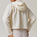 Jaqueta Feminina de Yoga com Manga Longa — Prova de Vento e Secagem Rápida
Este casaco desportivo combina estilo e funcionalidade para o seu treino e corrida. Feito com tecido respirável e de secagem rápida, oferece conf