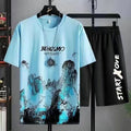 Destaque-se com este conjunto de verão 2 em 1 — composto por uma t-shirt com estampa estilo graffiti e calções leves e confortáveis, perfeitos para os dias mais quentes.