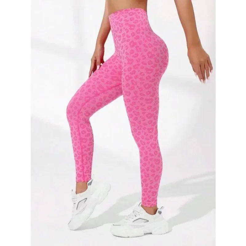 Leggings Seamless Slim V Estampado Leopardo – Cintura Alta Modeladora, Efeito Levanta Bumbum
Descubra o conforto e estilo perfeitos para o seu treino com estas leggings de ioga femininas, desenhadas para realçar a sua silh