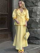 Conjunto Elegante com Maxi Saia e Blusa em Renda – Feminino
Descubra o equilíbrio perfeito entre sofisticação e conforto com este conjunto feminino deslumbrante.
Inclui uma blusa de manga curta com decote em V, detalhes