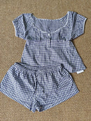 Conjunto Feminino de Verão – Camisola com Manga Bufante + Calções Xadrez Vermelhos
Destaque-se neste verão com este conjunto doce e encantador de 2 peças, perfeito para dias quentes, passeios e momentos descontraídos