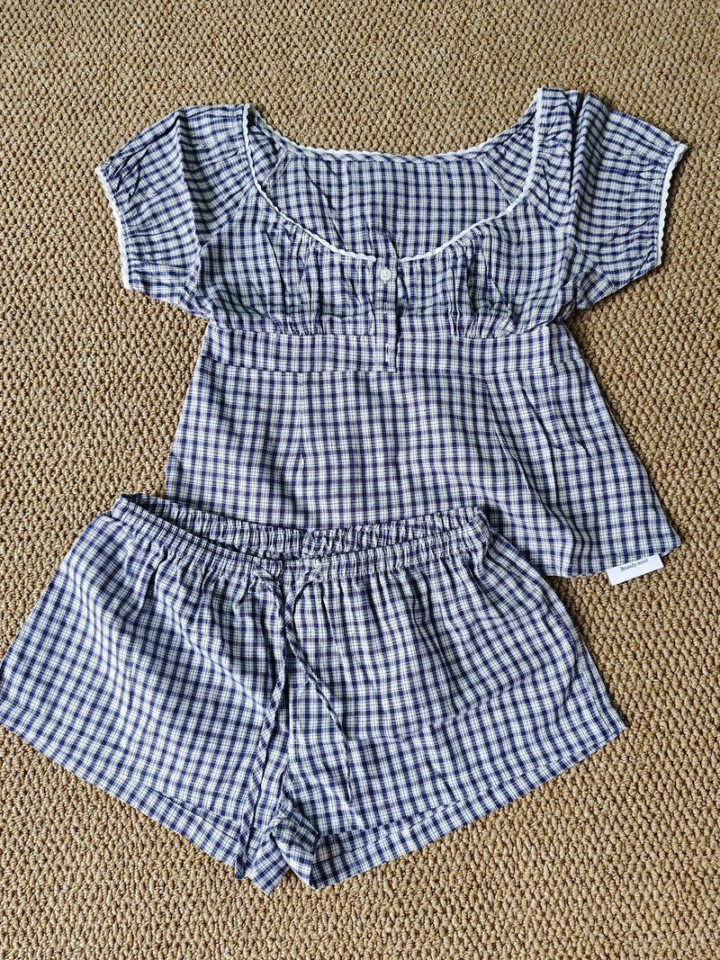 Conjunto Feminino de Verão – Camisola com Manga Bufante + Calções Xadrez Vermelhos
Destaque-se neste verão com este conjunto doce e encantador de 2 peças, perfeito para dias quentes, passeios e momentos descontraídos