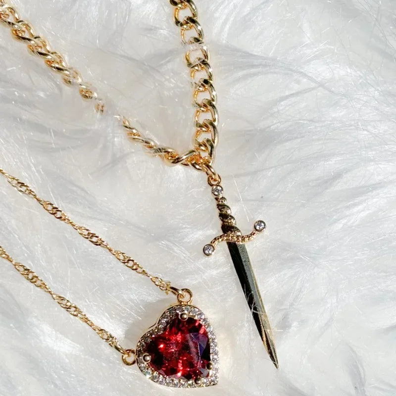 Colar Coração & Espada – Conjunto de Joias para Casal (Colar, Anel e Pulseira)
Descubra o poder do amor e da conexão com este conjunto exclusivo de joias para casais, composto por colar, anel e pulseira. Feito em aço in