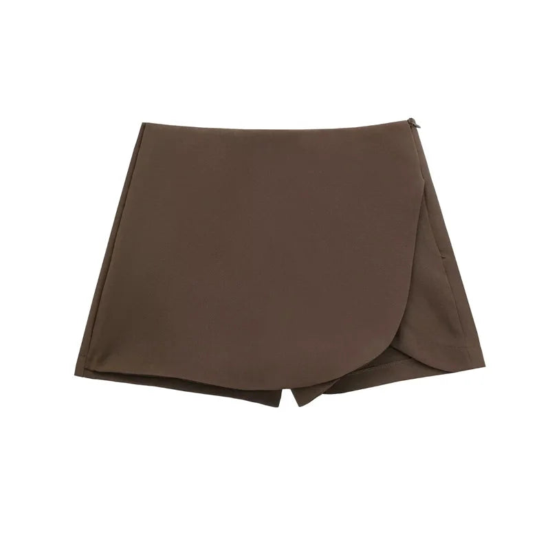Mini Saia Short Assimétrica Feminina – Coleção TRAF 2024
Descobre a combinação perfeita entre conforto e estilo com esta mini saia preta com short embutido. O design assimétrico e a cintura alta valorizam a silhueta e