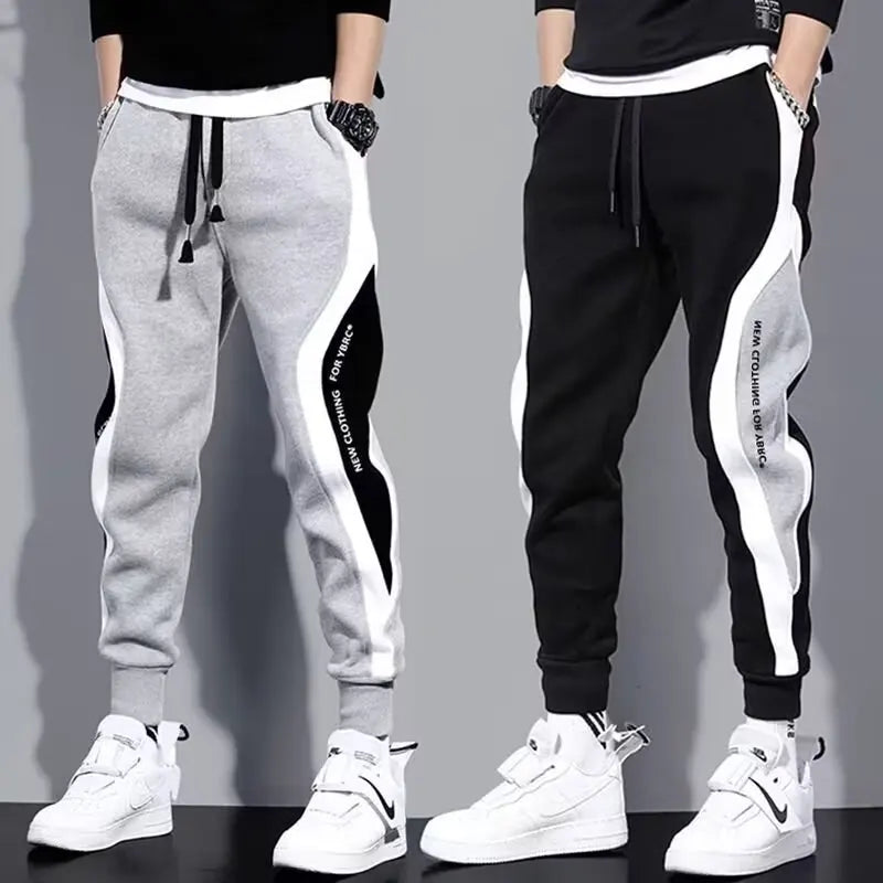 Leva o teu visual ao próximo nível com estas calças jogger masculinas pretas, inspiradas no estilo hip hop urbano. Confortáveis, estilosas e versáteis, são ideais tanto para o dia a dia como para momentos de lazer.