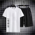 Conjunto casual esportivo masculino para verão 2025, composto por t-shirt de mangas curtas e shorts confortáveis. Ideal para jogging, fitness e momentos de lazer, combina estilo moderno com praticidade para o dia a dia.