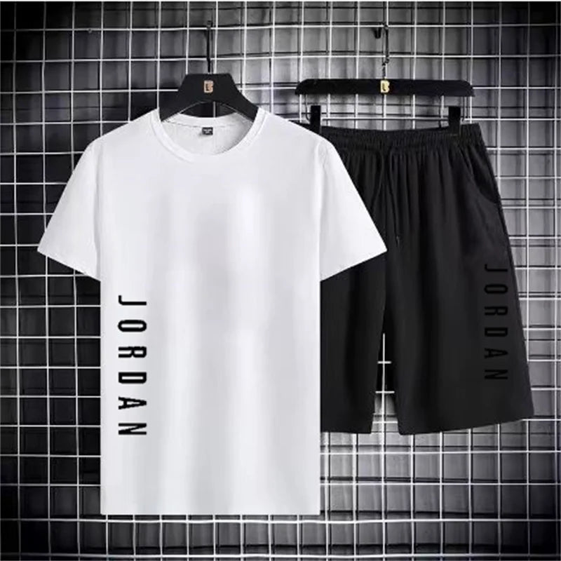 Conjunto casual esportivo masculino para verão 2025, composto por t-shirt de mangas curtas e shorts confortáveis. Ideal para jogging, fitness e momentos de lazer, combina estilo moderno com praticidade para o dia a dia.