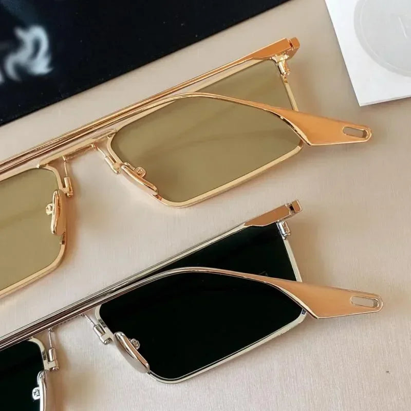 Óculos de Sol Vintage Luxuosos – Estilo Retro com Armação Metálica
Descubra o charme dos óculos de sol estreitos e elegantes, com design retangular vintage que combina estilo e sofisticação. Com armação metálica p