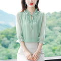 Blusa Feminina Chiffon com Gola Pétala – Elegância Leve para a Primavera/Verão 2024 (Tamanhos M ao 4XL)
Descubra a combinação perfeita entre conforto, charme e leveza com esta blusa feminina em chiffon, ideal para os d