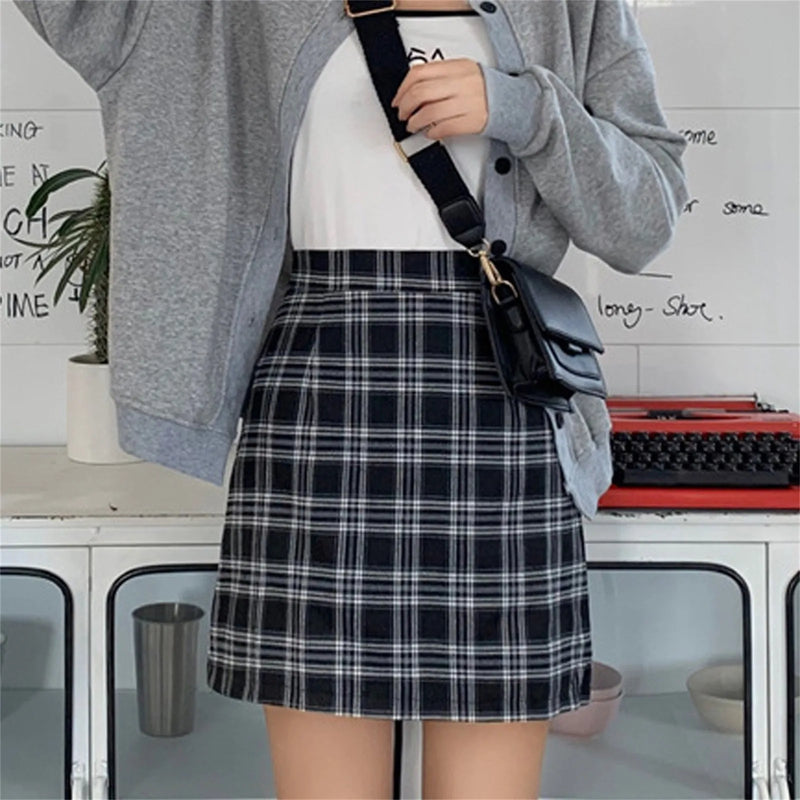 Saia Feminina Estilo Preppy em Estampa Xadrez Retrô – Cintura Alta, Corte em Linha A
Destaque-se com elegância e atitude! Esta saia midi combina o charme retrô do xadrez clássico com o toque moderno do estilo preppy.
C