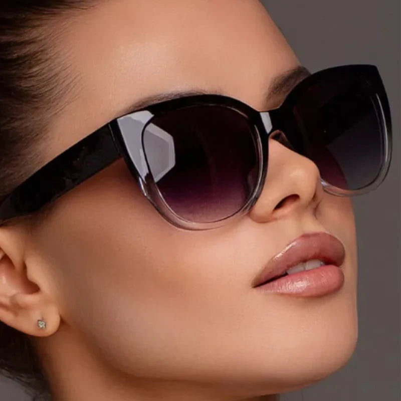 Óculos de Sol Estilo Gatinho Retrô – Design Elegante e Proteção UV400
Destaque-se com este modelo de óculos de sol com armação gatinho retrô, ideal para mulheres modernas e com atitude. Com lentes em gradiente, pern