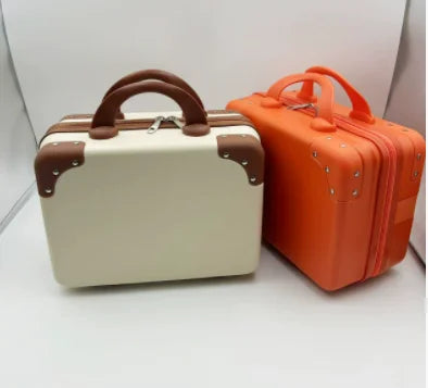 Descrição Melhorada:

Mala simples e elegante, perfeita para transportar os seus cosméticos com frescura e estilo. Compacta, mas com grande capacidade, ideal para usar como nécessaire ou mala de viagem. Um acessório na m