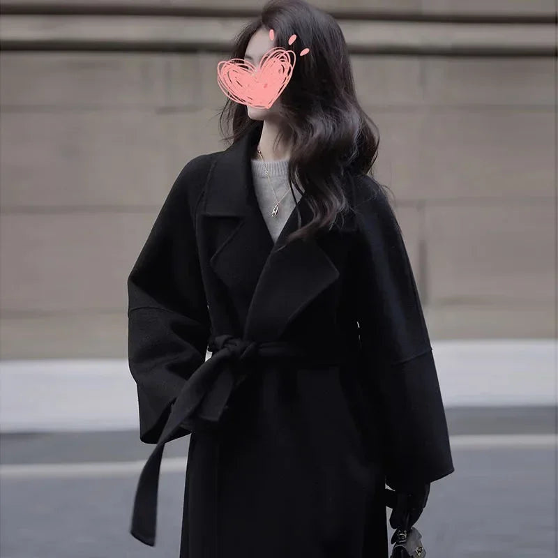 Jaqueta Feminina Dupla Face em Lã Fleece – Slim Fit, Estilo Coreano (Coleção 2025)
Adicione sofisticação e conforto ao seu visual com esta jaqueta feminina de comprimento médio, confeccionada em lã fleece macia e que