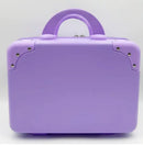 Descrição Melhorada:

Mala simples e elegante, perfeita para transportar os seus cosméticos com frescura e estilo. Compacta, mas com grande capacidade, ideal para usar como nécessaire ou mala de viagem. Um acessório na m